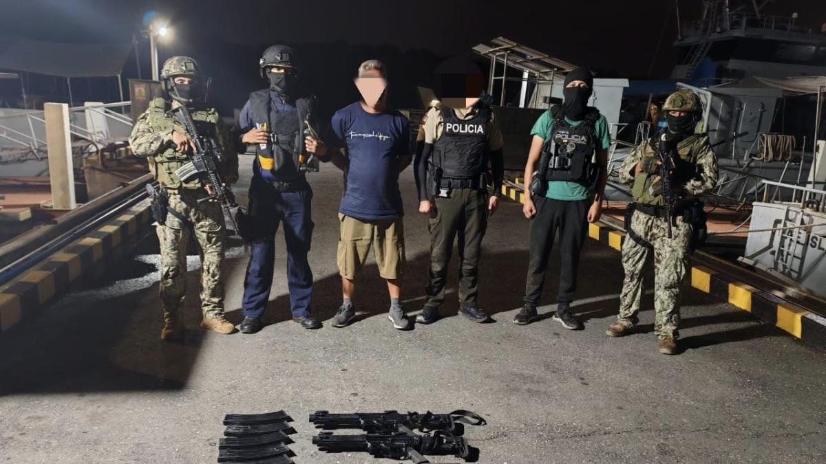 La Armada detiene a un hombre con armas largas en el Golfo de Guayaquil