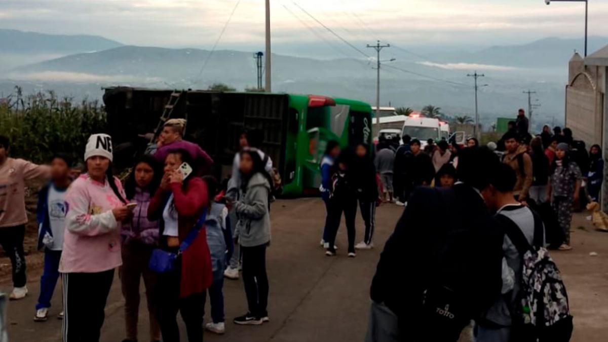 Un fallecido y 17 estudiantes heridos deja accidente de tránsito en Ambato