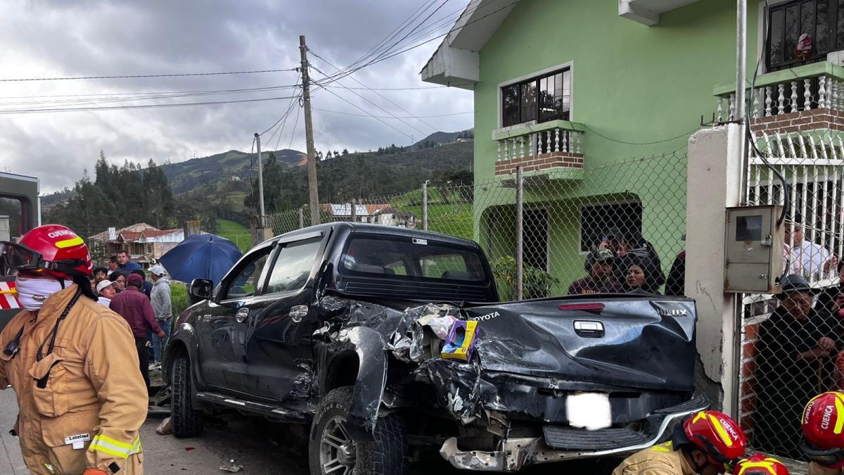 Un muerto y tres heridos deja accidente de tránsito en el sur de Cuenca
