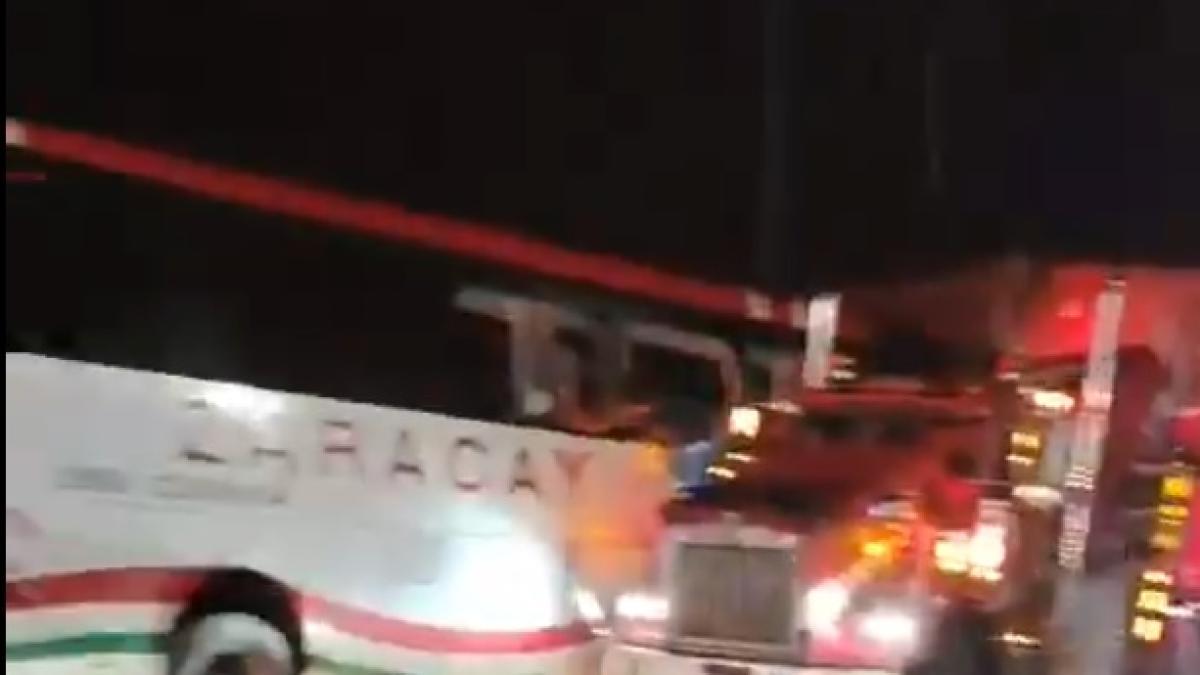Choque entre un bus y un tráiler dejó un muerto y 16 heridos en Los Ríos