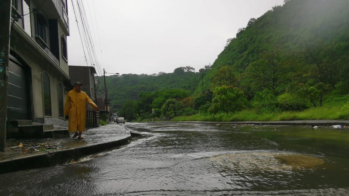 Tras dos días de lluvias, el agua que cayó en Guayaquil podría llenar seis veces el Estadio Modelo