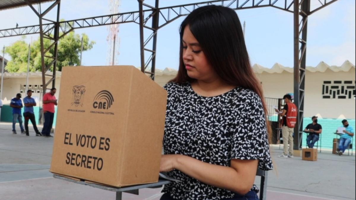 ¿Cuál es la multa por no votar en Ecuador durante esta segunda vuelta ...