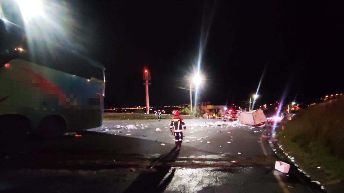 Dos muertos y siete heridos deja accidente entre un bus y un camión en ...