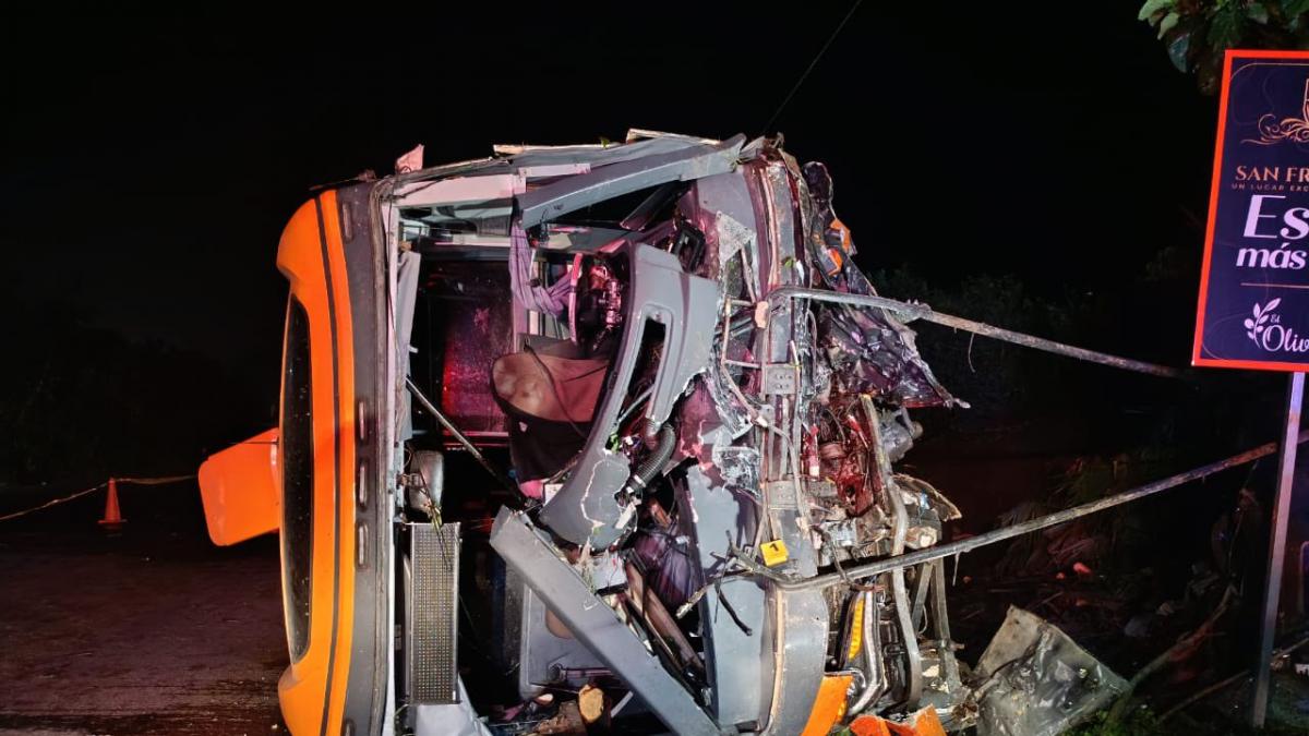 Choque entre un bus y un carro en la vía Quinindé deja ocho muertos y ...