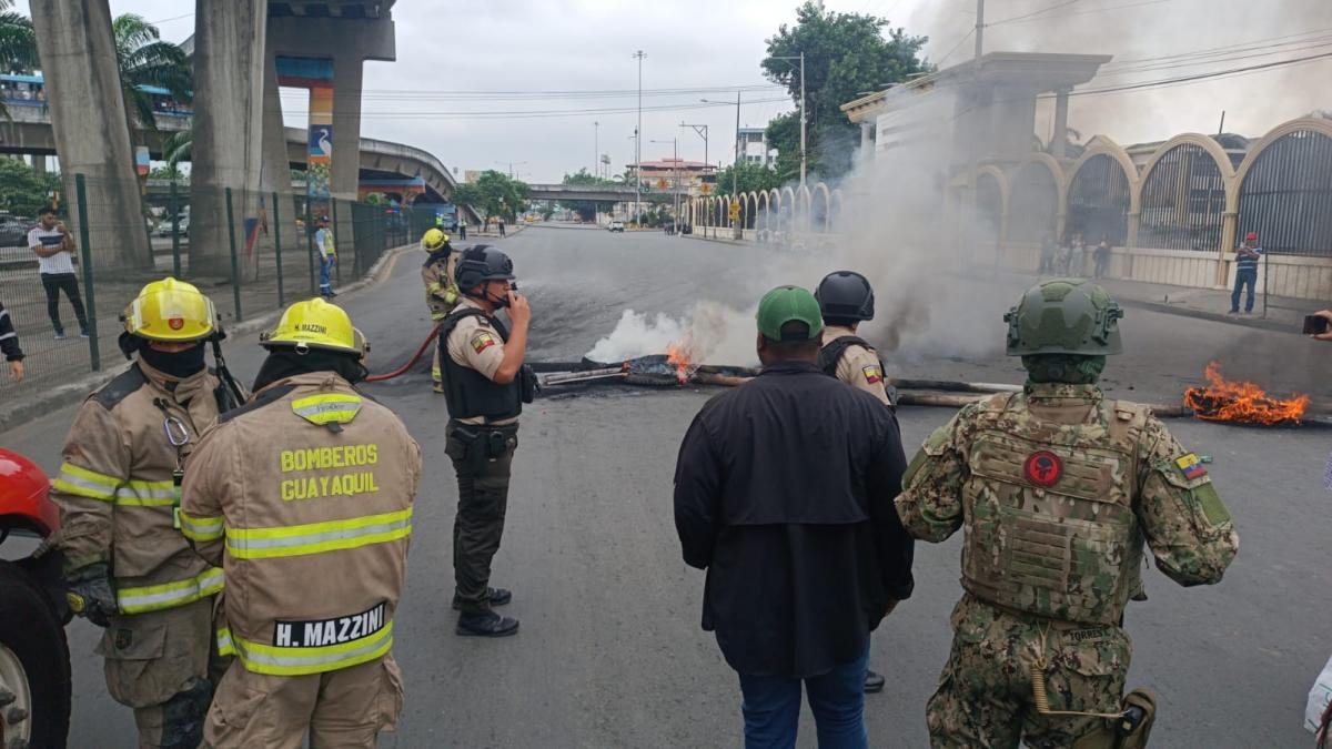 Alumnos de la Universidad Agraria cierran la avenida 25 de Julio, en ...