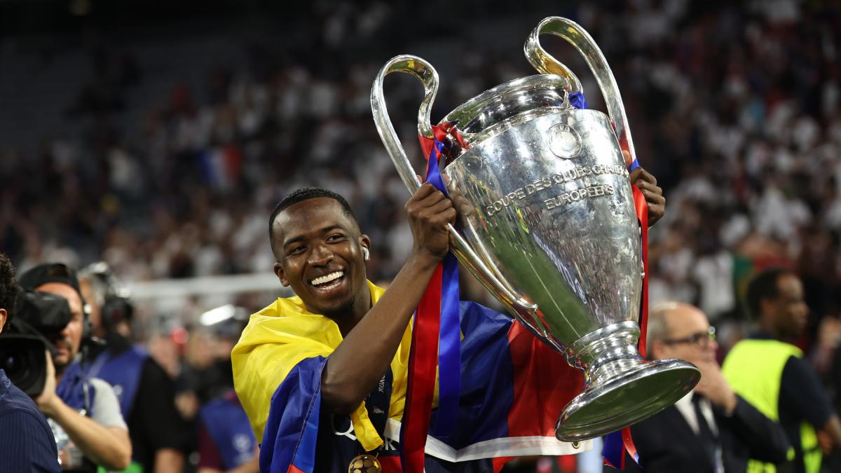 Antonio Valencia felicita a Willian Pacho· 