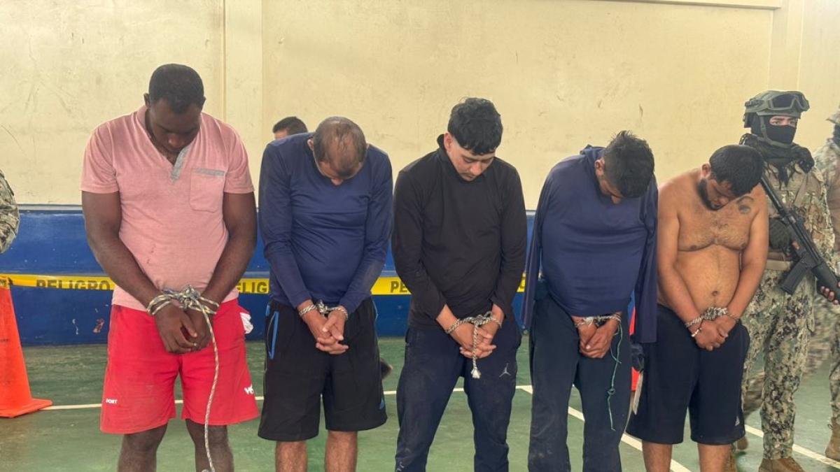 La Armada del Ecuador detiene a cinco colombianos con droga valorada en ...