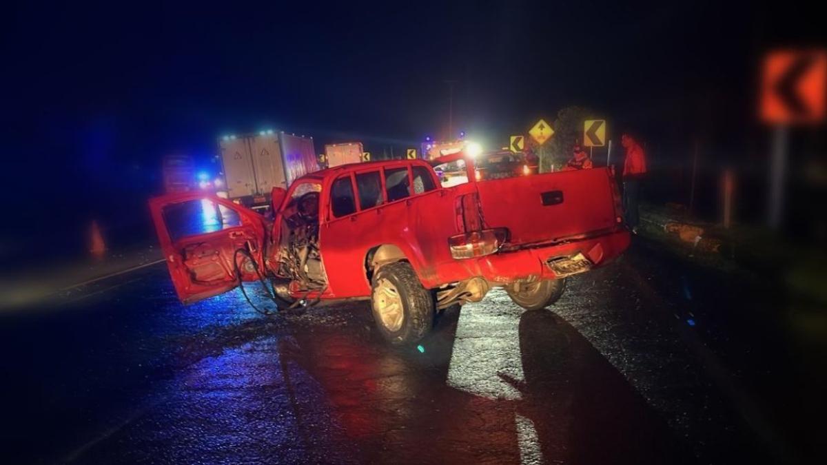 Accidente de tránsito entre una camioneta y un bus en la vía Alóag ...