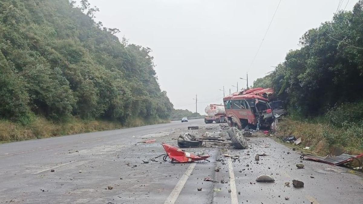 Un fallecido y 20 heridos deja un choque entre un bus y un tráiler en ...
