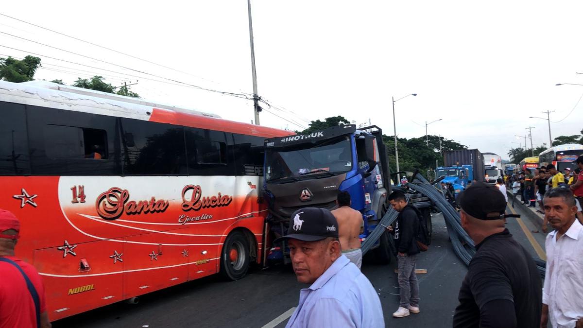 Choque de bus y camión en la vía a Daule deja tres heridos y tránsito ...