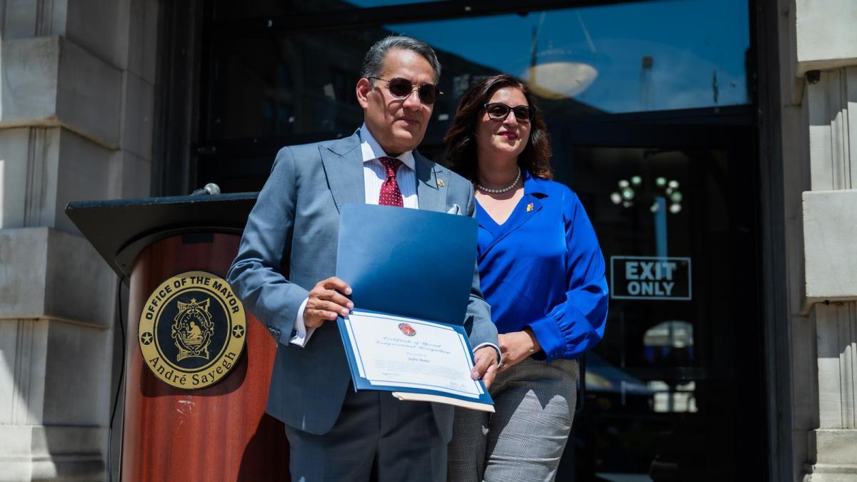 De limpiar baños en un 7-Eleven a bautizar una zona en Nueva Jersey: la historia del guayaquileño que empezó desde cero en Estados Unidos