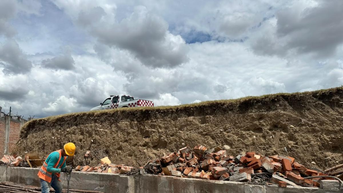 Colapso de muro del aeropuerto de Cuenca provoca nuevos cierres viales ...