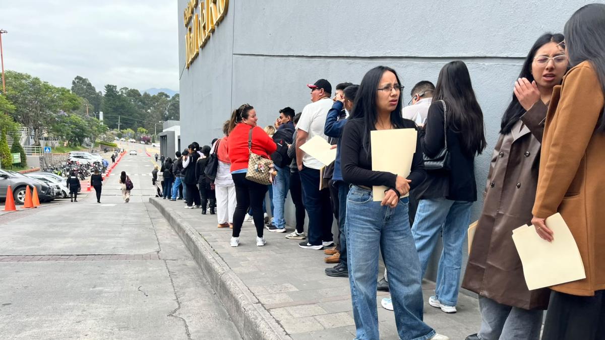 “Busco estabilidad laboral”, jóvenes llegan a la feria de empleo de Cuenca con hasta 10 hojas de vida