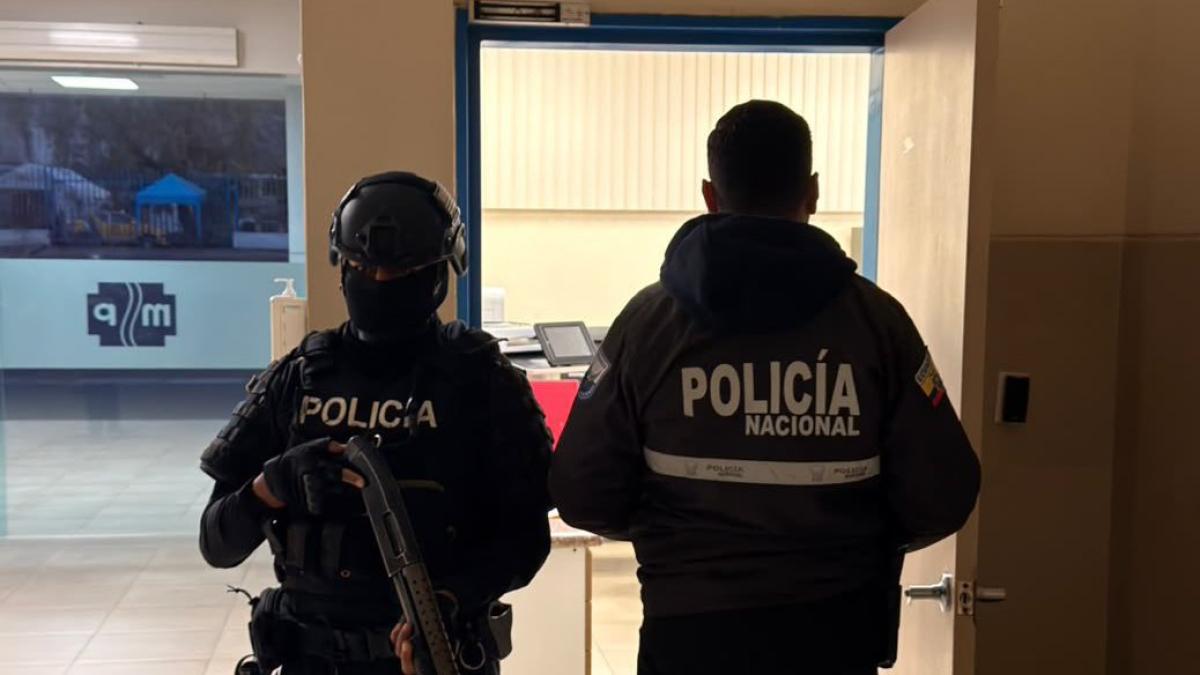 Operación Código Blanco: allanan Hospital de Ambato por presunta venta de cargos - salud news from Primicias