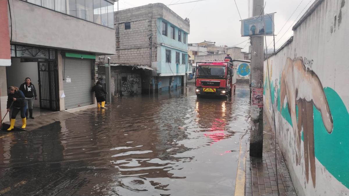 Lluvias, granizo e inundaciones en el sur de Quito· en Turubamba se ...