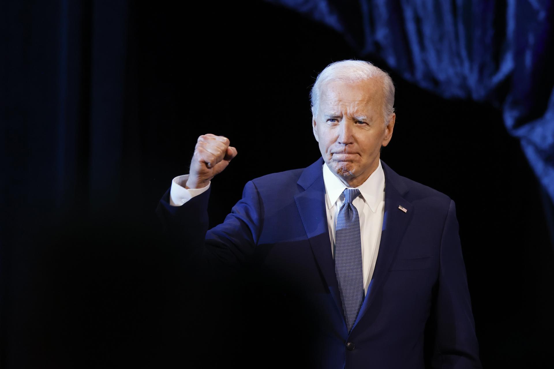 Barack Obama cree que Joe Biden debe 'reconsiderar seriamente' su